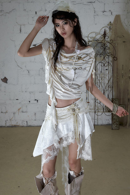 Maglia asimmetrica con catena effetto lamina d'oro