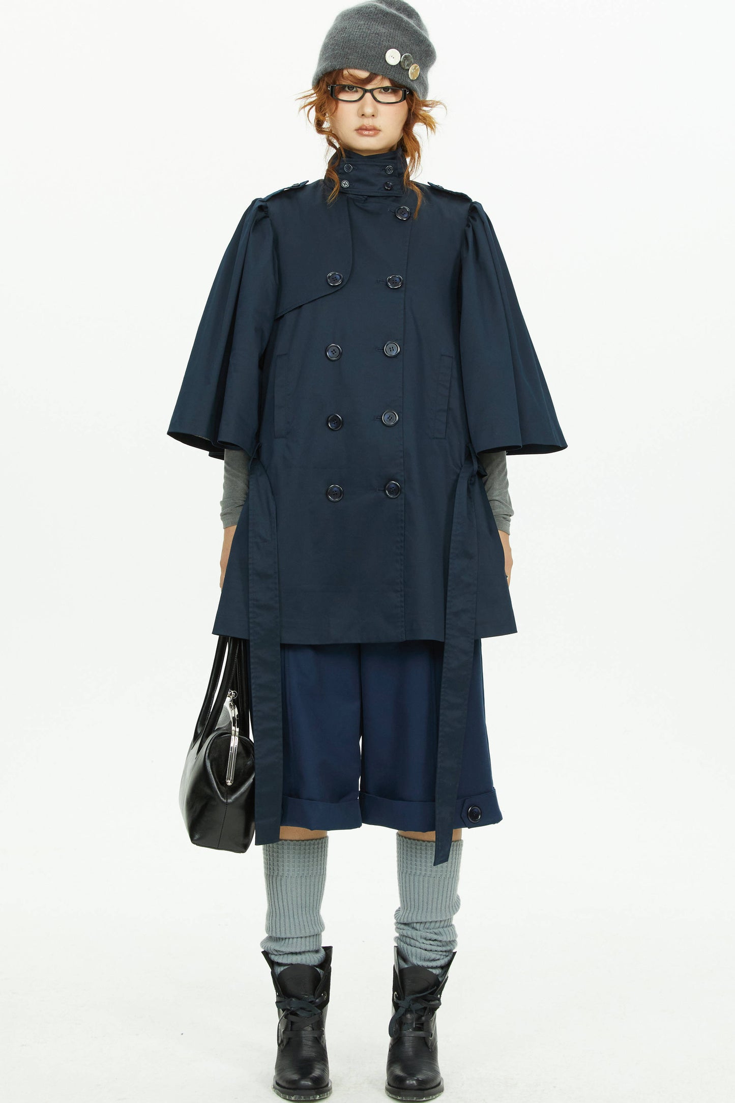 Marineblauer Trenchcoat mit Cape-Ärmeln und zweireihiger Knopfleiste