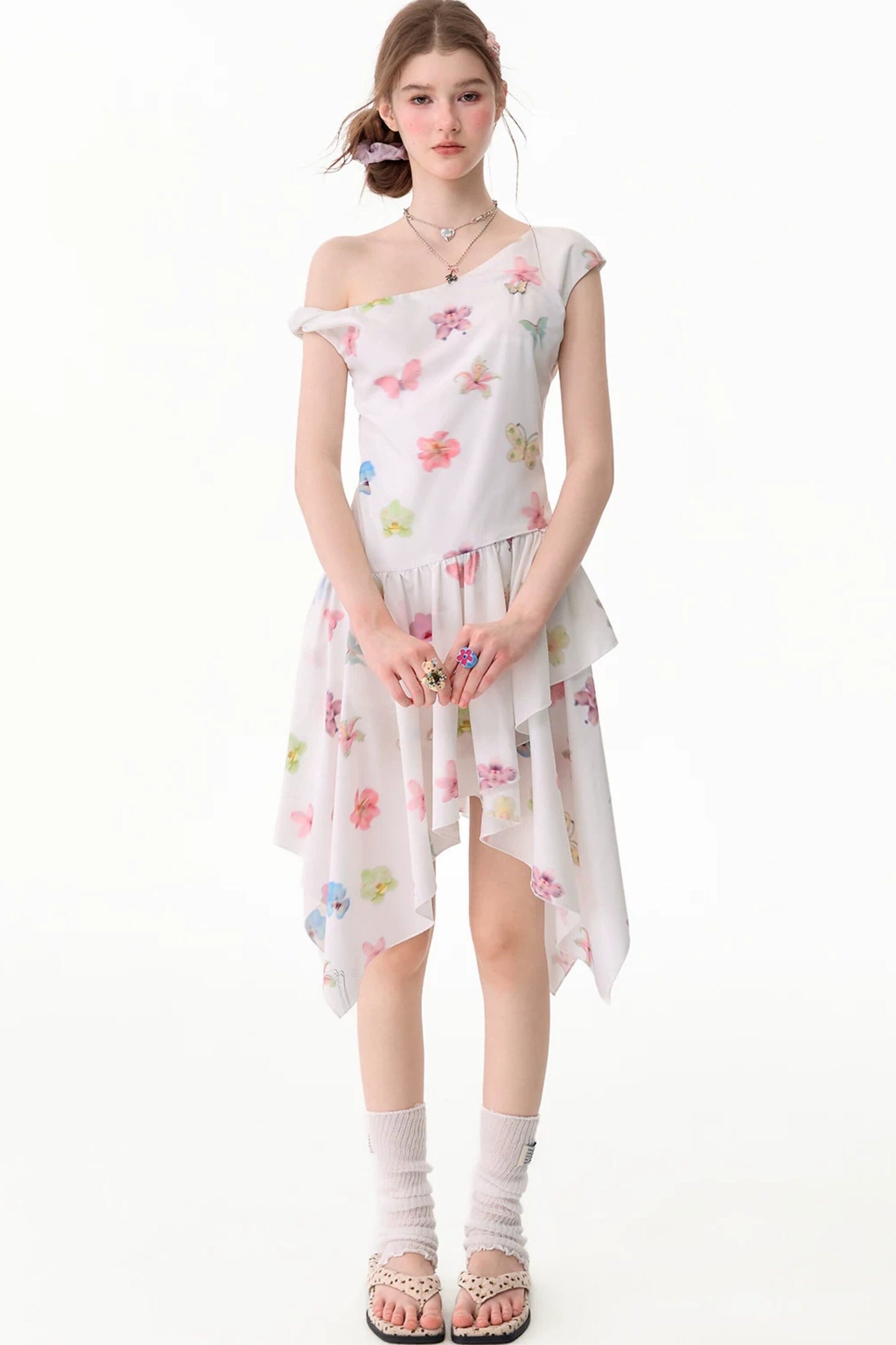 Schulterfreies Kleid mit Schmetterlings- und Blumenmuster und asymmetrischem Saum
