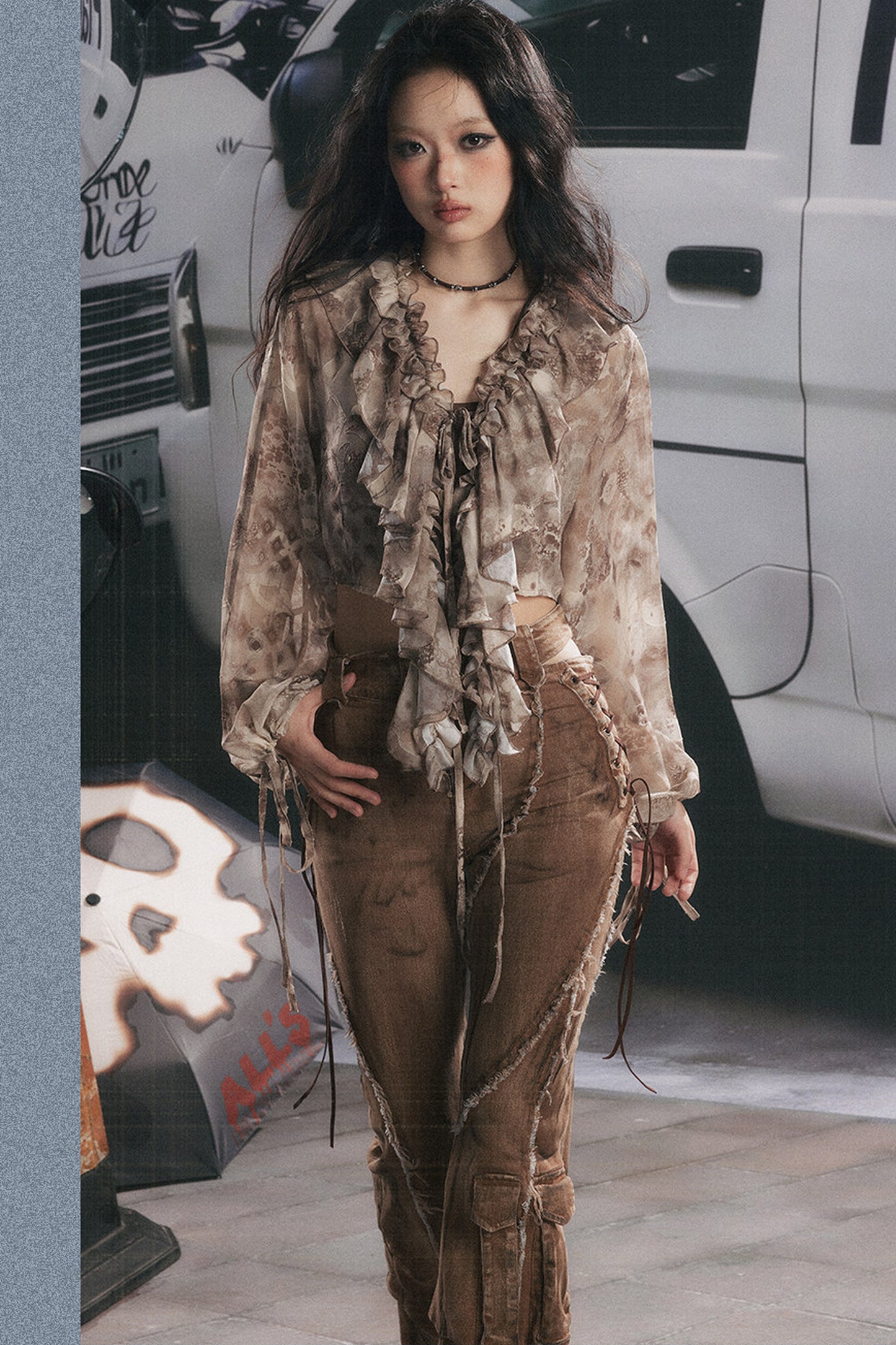 Blusa rétro con scollo a V e volant