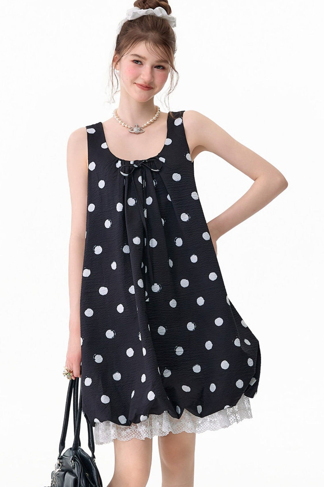 Schwarzes ärmelloses Kleid mit Punkten
