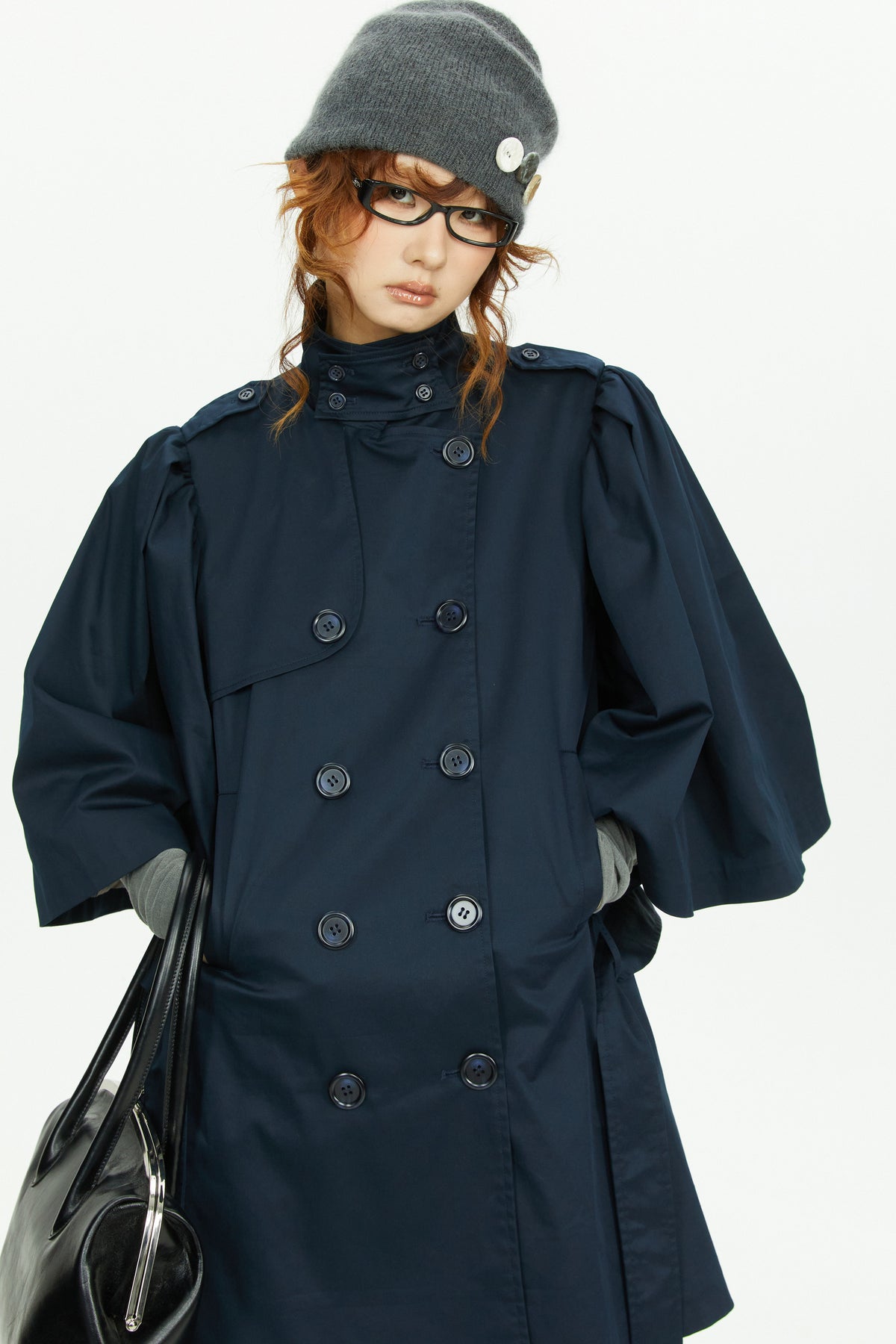 Marineblauer Trenchcoat mit Cape-Ärmeln und zweireihiger Knopfleiste