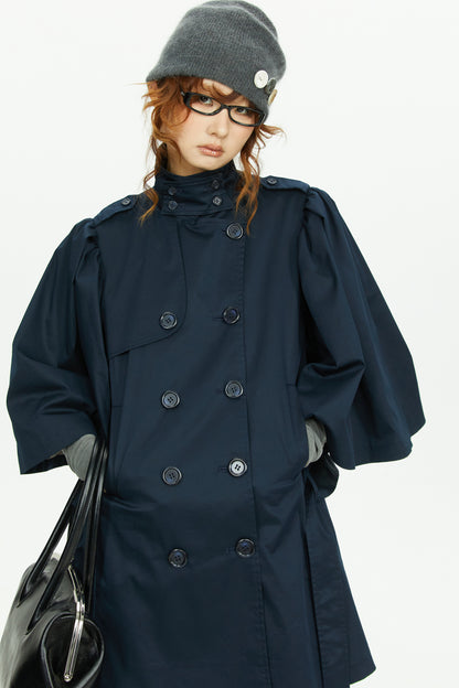 Marineblauer Trenchcoat mit Cape-Ärmeln und zweireihiger Knopfleiste