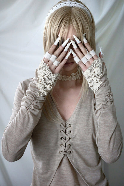 Blusa ricamata con orlo irregolare