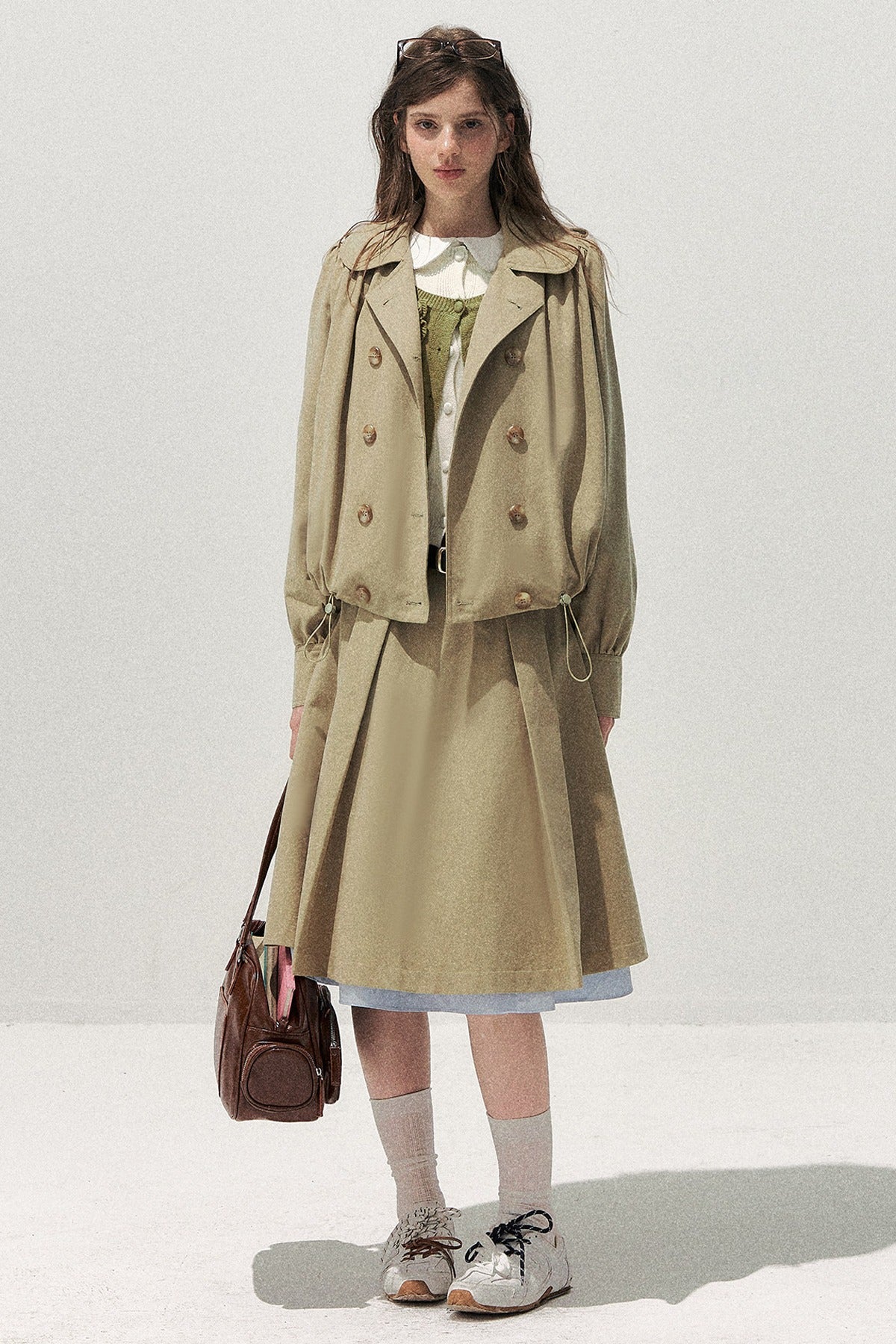 Completo retrò kaki con trench corto con colletto da bambola e gonna