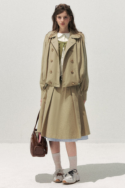 Completo retrò kaki con trench corto con colletto da bambola e gonna