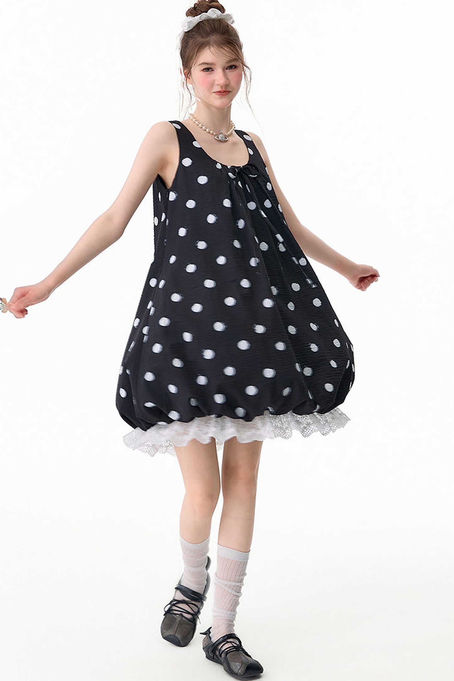 Schwarzes ärmelloses Kleid mit Punkten