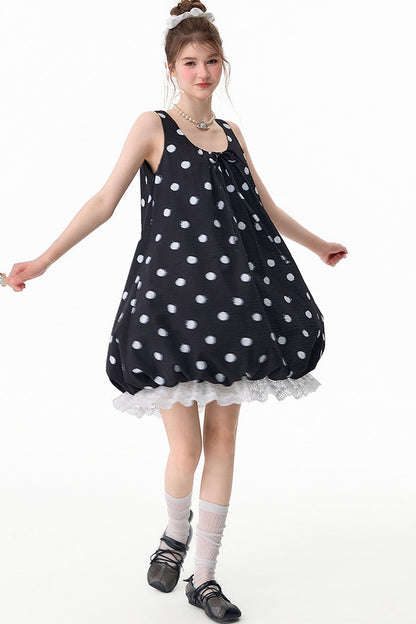 Schwarzes ärmelloses Kleid mit Punkten