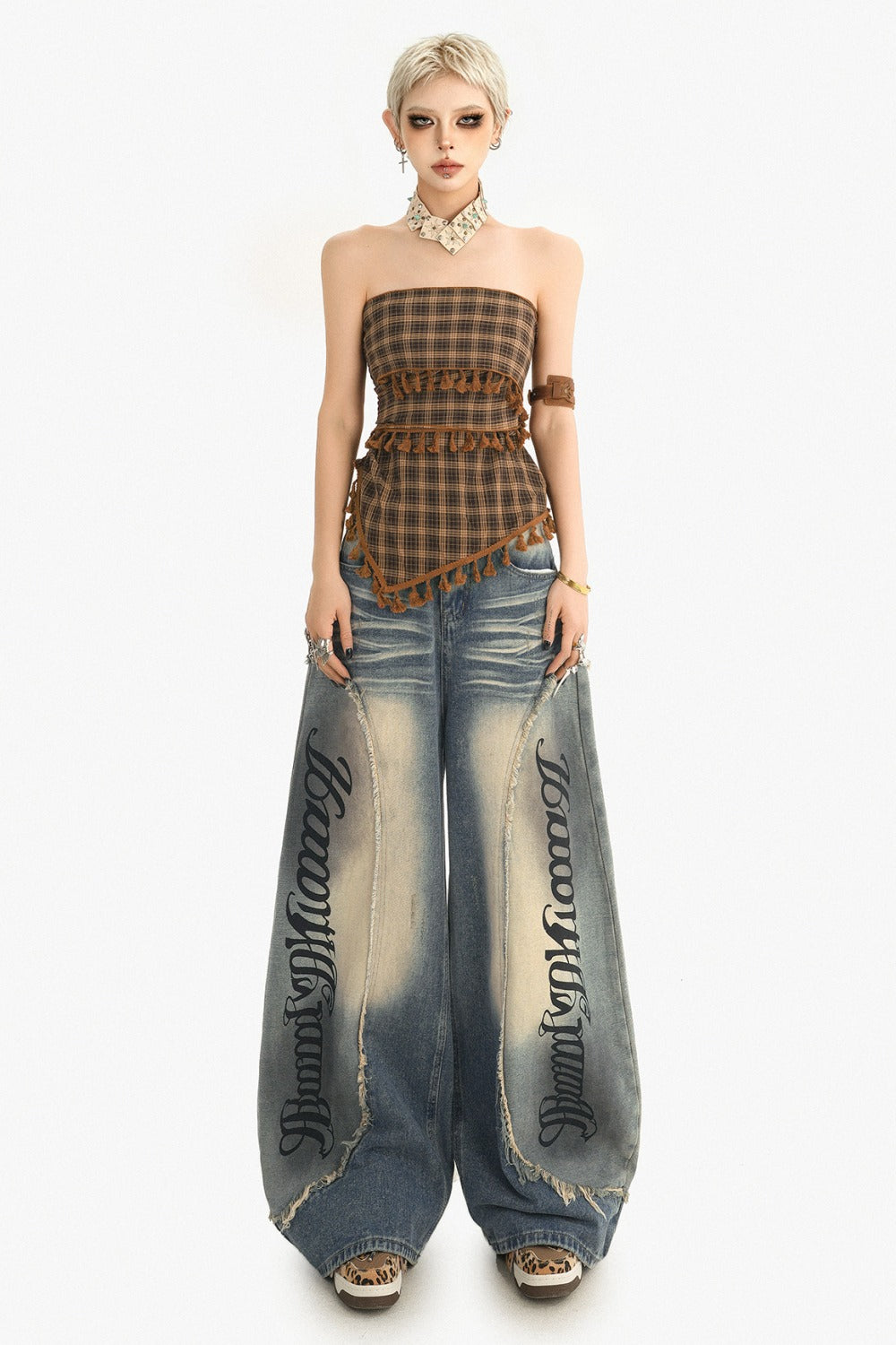 Hoch taillierte Wide-Leg-Jeans mit Buchstabenprint und Krummsäbel-Design