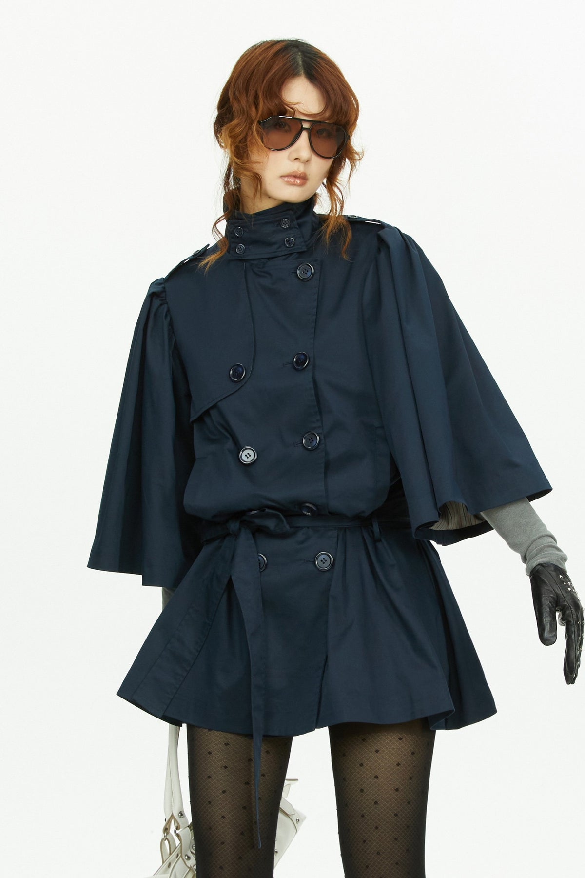 Marineblauer Trenchcoat mit Cape-Ärmeln und zweireihiger Knopfleiste