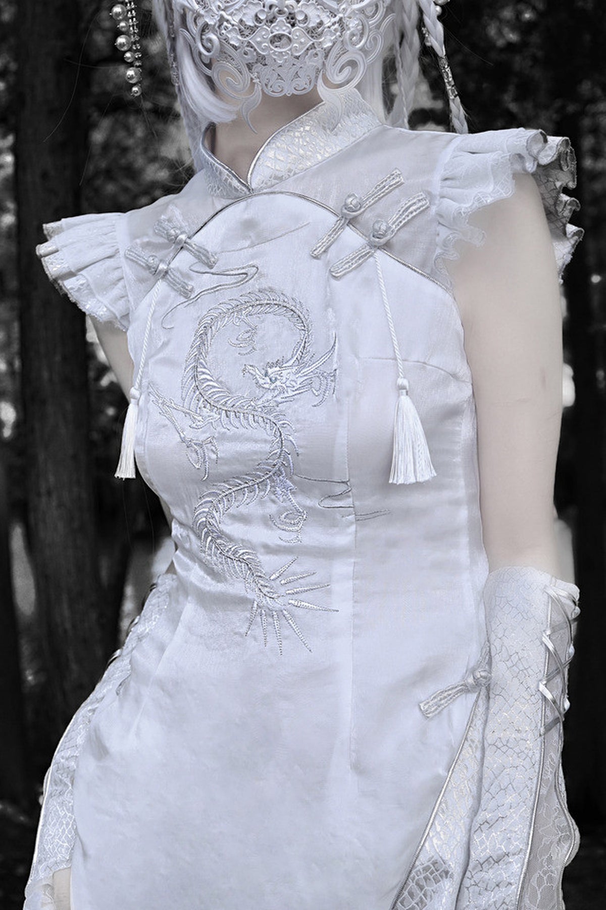 Robe fendue brodée d’un dragon argenté chinois