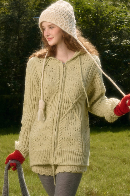 Set aus weicher Lammwoll-Strickjacke mit Zopfmuster und Kapuze sowie Shorts