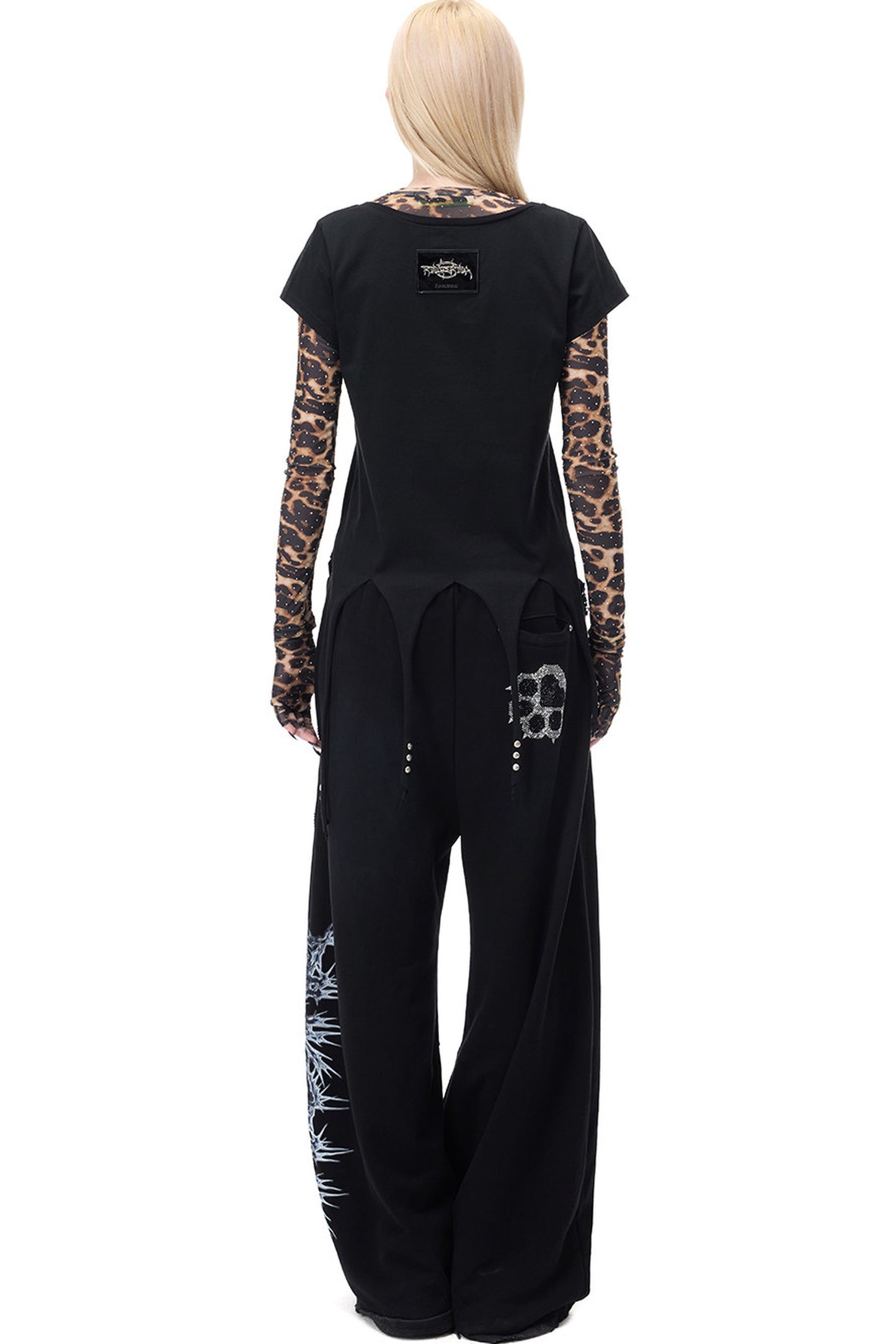 T-shirt con borchie, stampa cactus e orlo asimmetrico