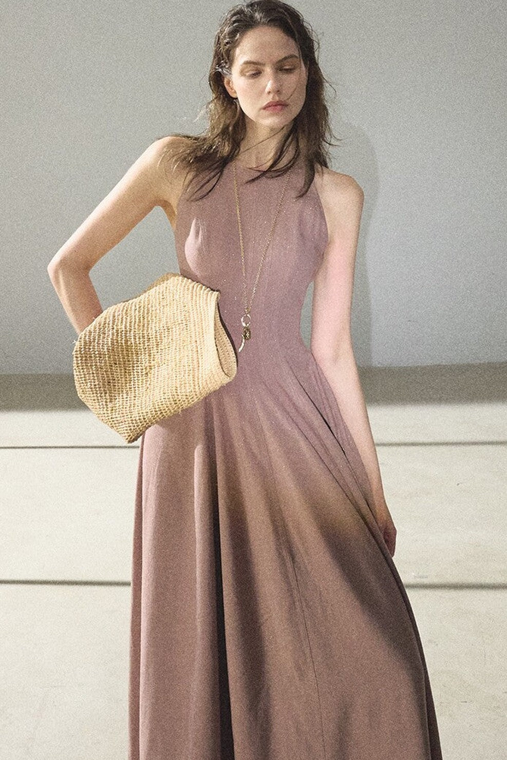 Kleid aus Goldseide und Leinen