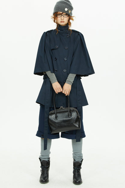 Marineblauer Trenchcoat mit Cape-Ärmeln und zweireihiger Knopfleiste