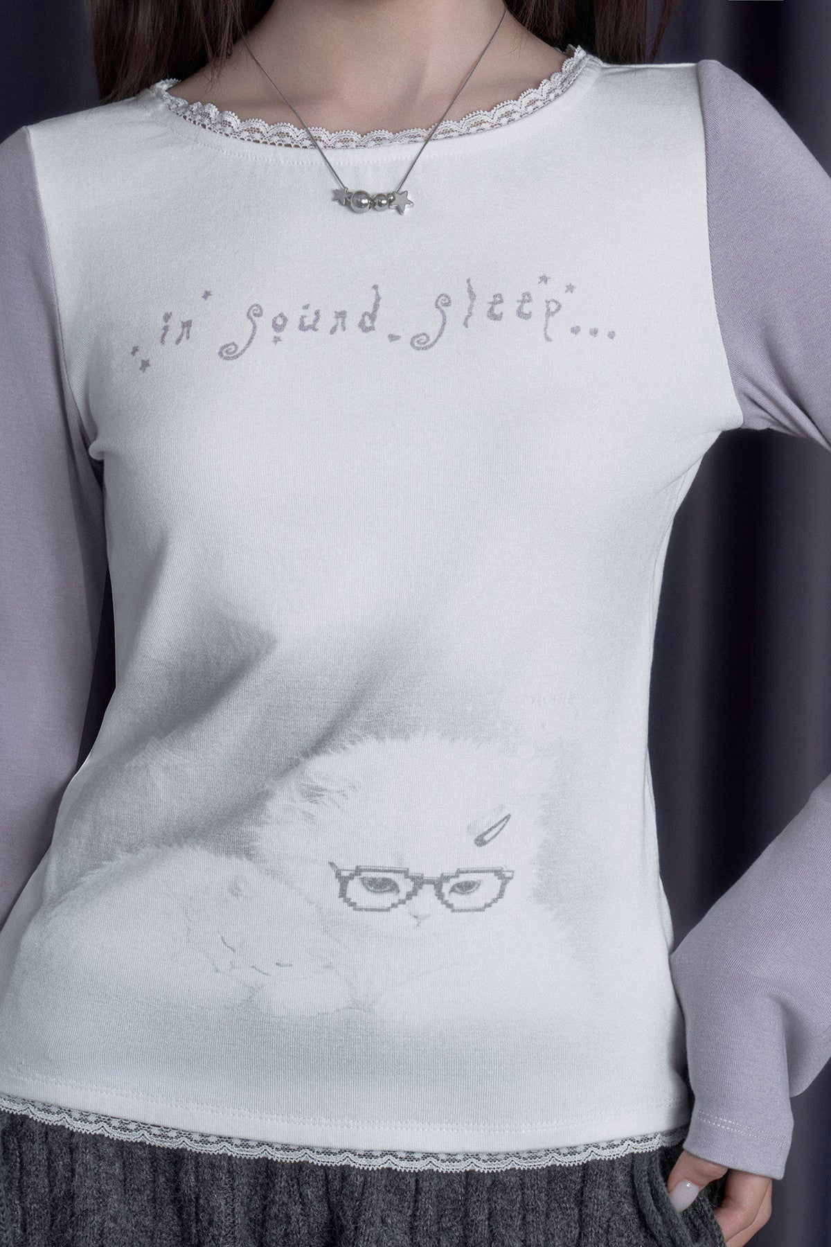 T-shirt a maniche lunghe con stampa di gattino assonnato