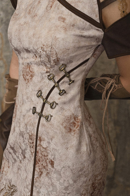 Abito cheongsam rivisitato con lacci, stampa drago e spacco