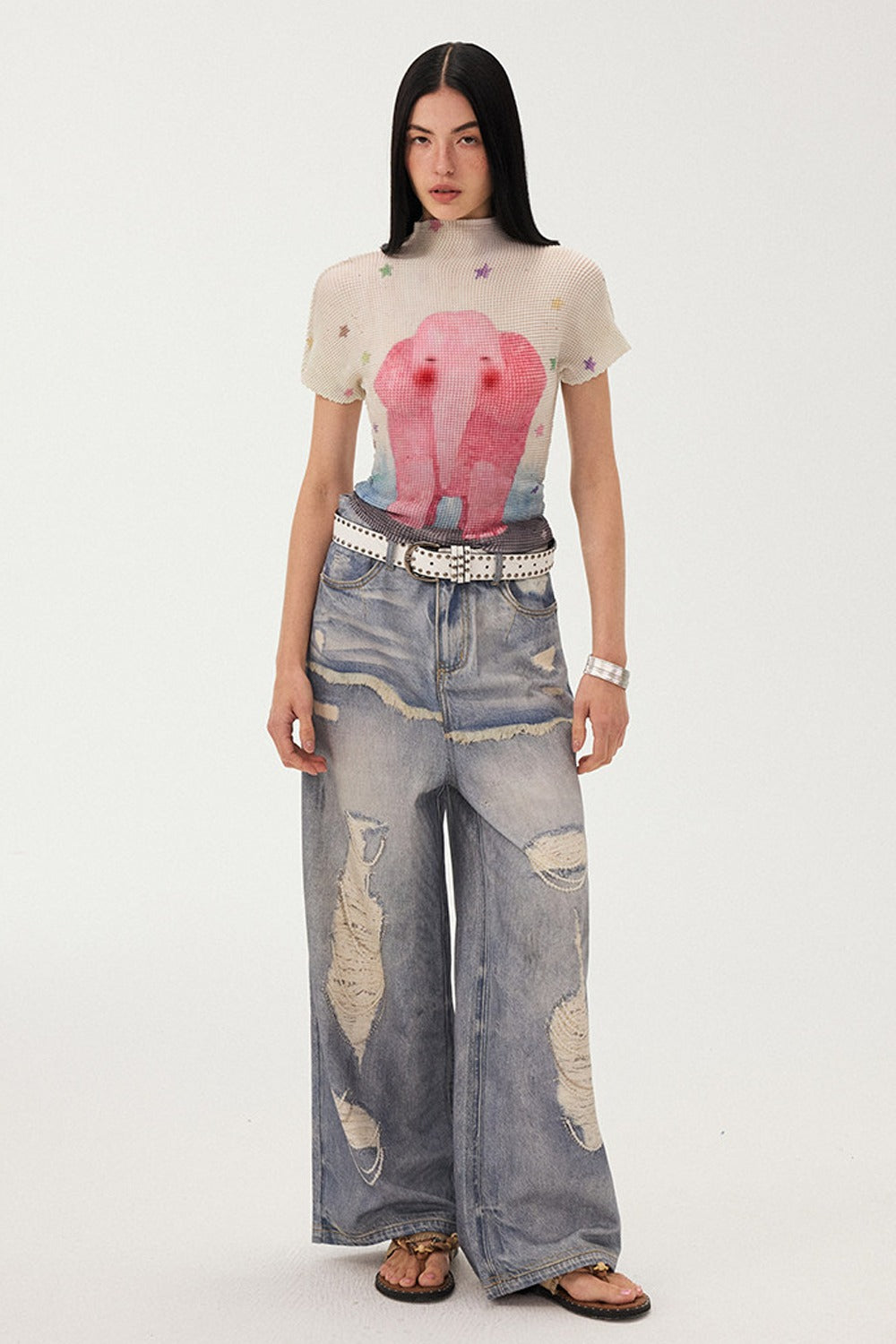 Jeans a gamba larga con stampa effetto strappato e look a strati