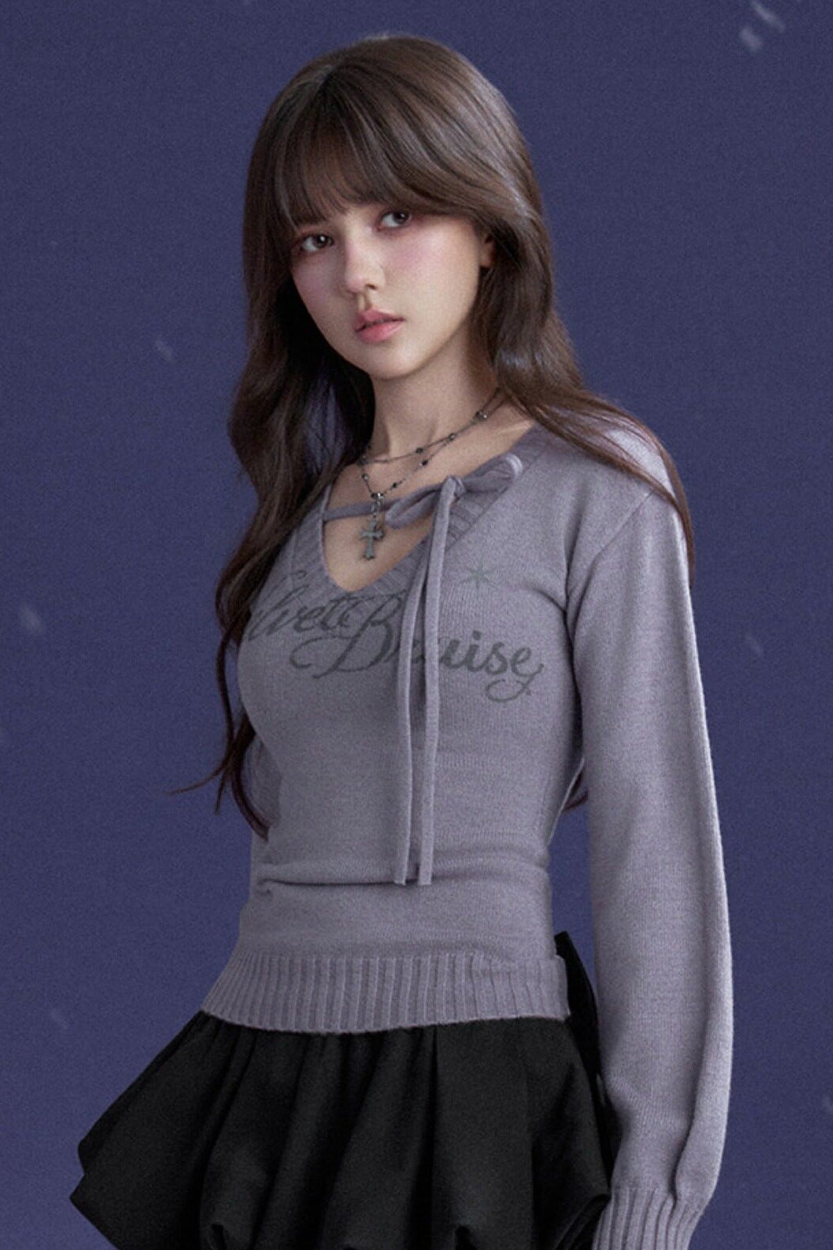 Schwarz-violetter Pullover mit V-Ausschnitt und Bindeband
