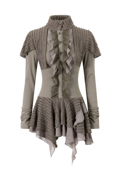 Kleid aus weichem Strick mit Spitzenrüschen und asymmetrischem Capelet