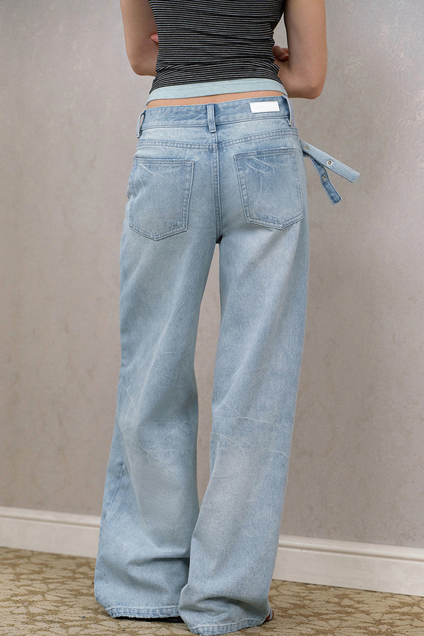 Asymmetrische Jeans mit geradem Schnitt und diagonaler Knopfleiste