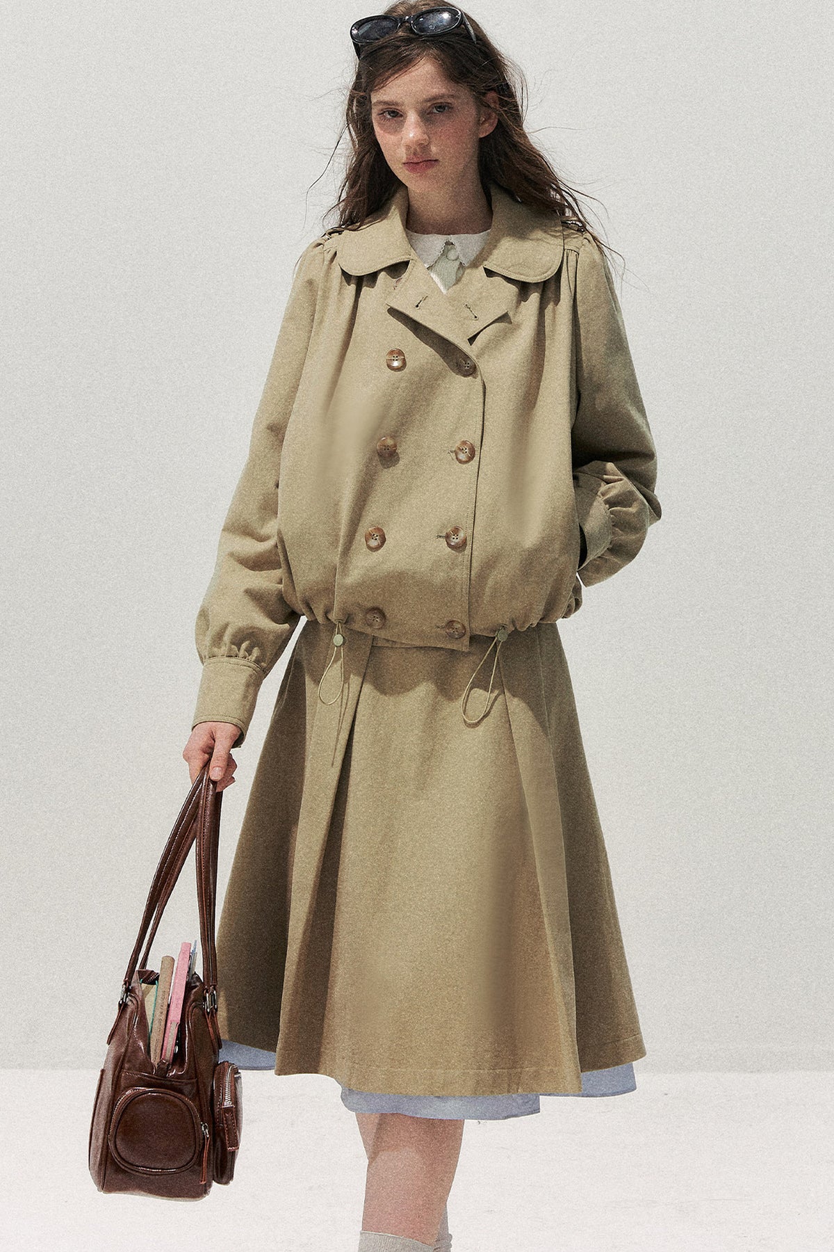 Completo retrò kaki con trench corto con colletto da bambola e gonna