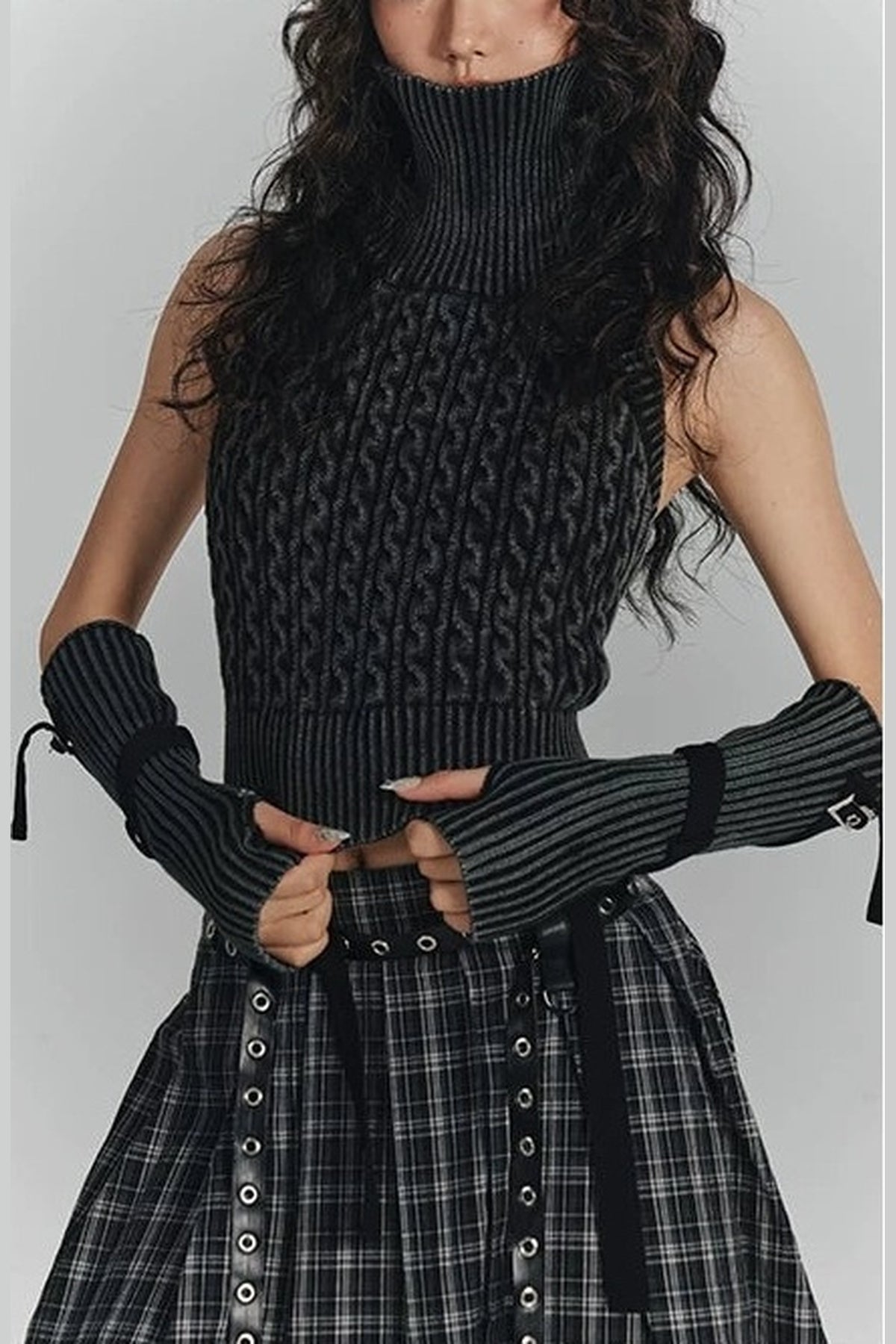 Short Backless Slim-Fit Knit Top with Tie Sleeves