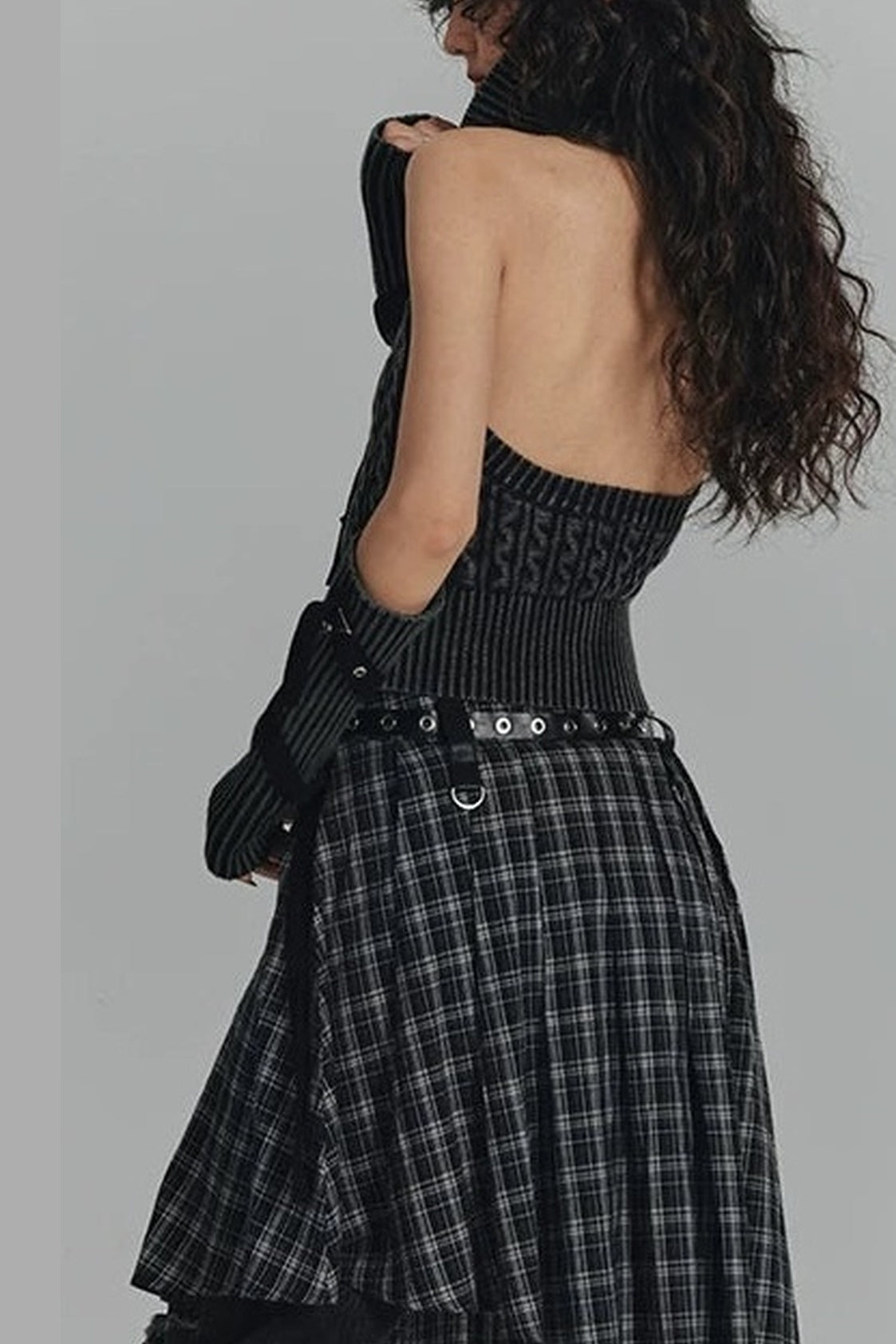 Short Backless Slim-Fit Knit Top with Tie Sleeves