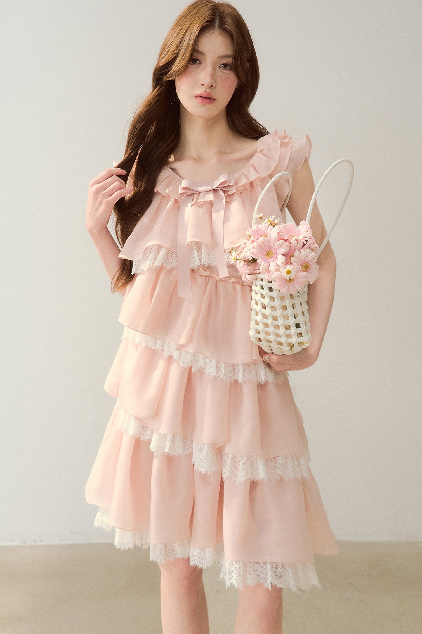 Robe rose à volants superposés en dentelle cils avec nœud