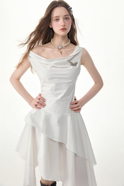 Weißes ärmelloses Kleid mit unregelmäßigem Saum