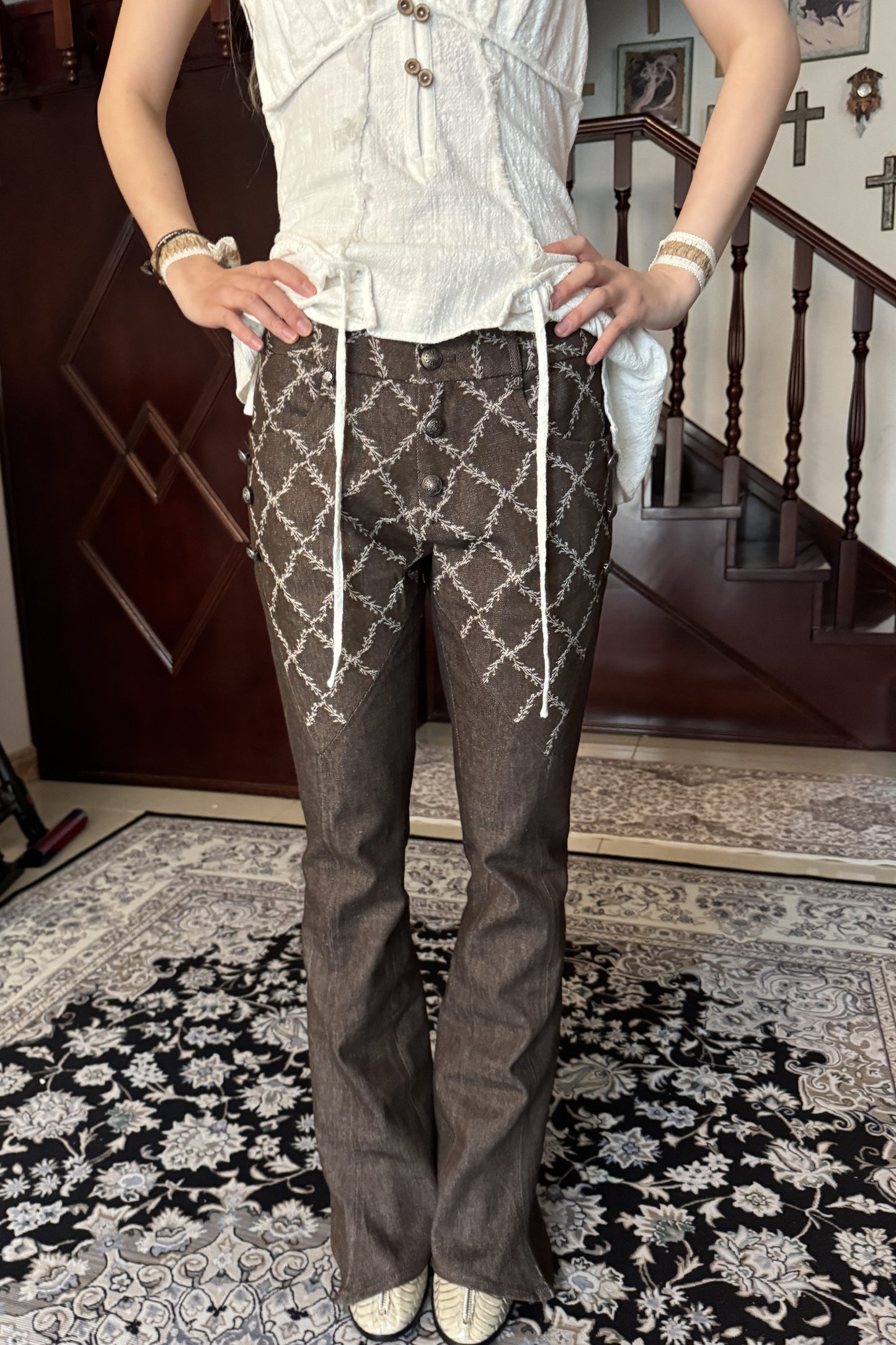 Pantalon évasé en denim patchwork médiéval