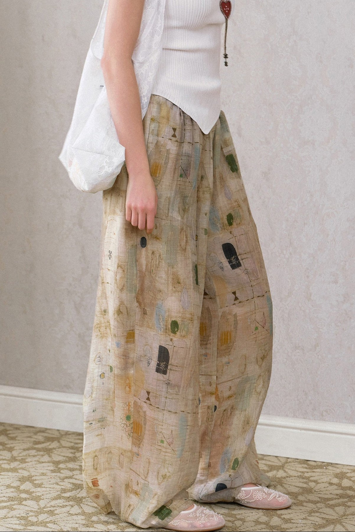 Pantaloni kaki a gamba larga con stampa astratta testurizzata