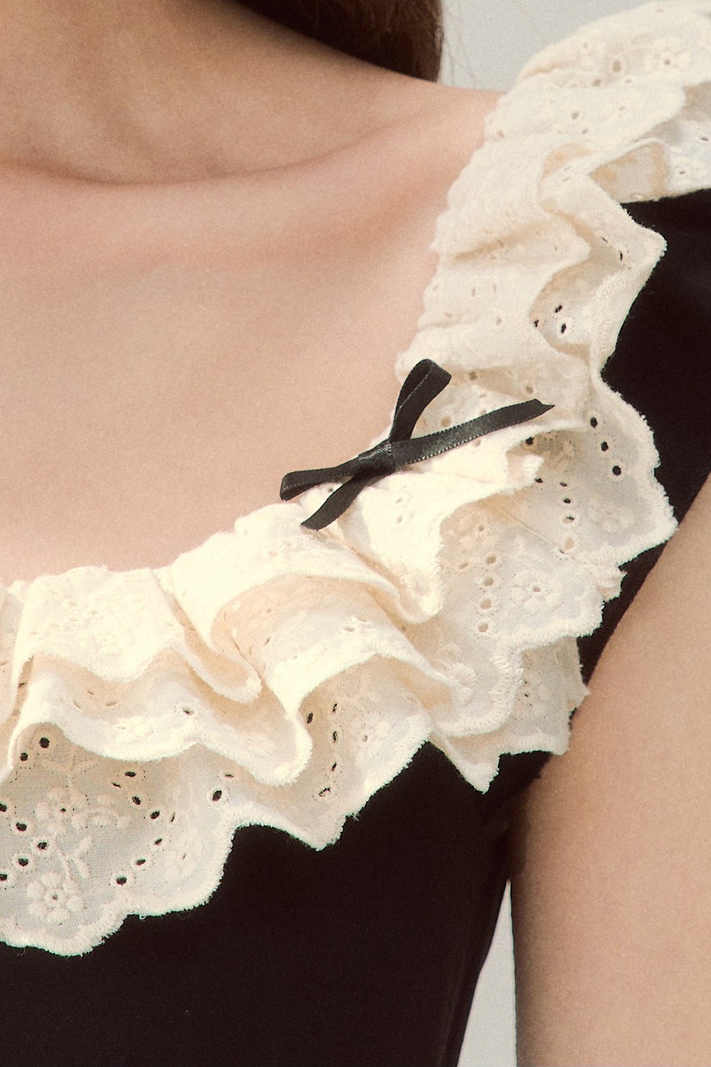 Robe noire à épaules dénudées avec bordure en dentelle au style tendance