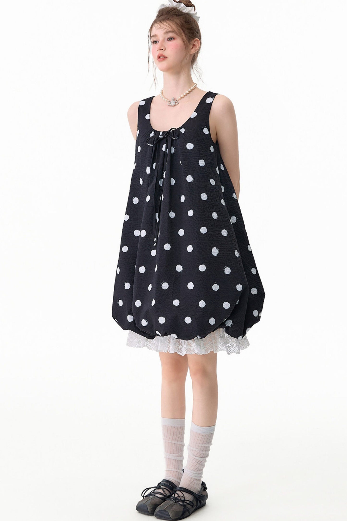 Schwarzes ärmelloses Kleid mit Punkten