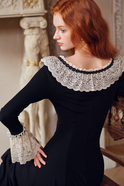 Schwarzes langärmeliges Strickkleid