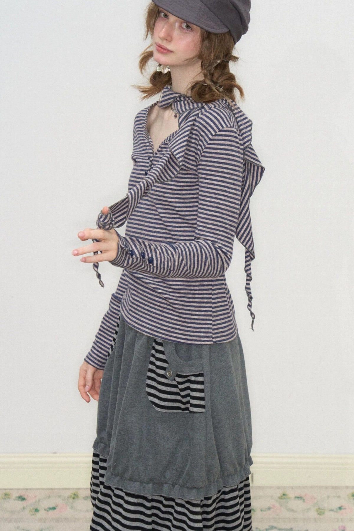Mintgrünes gestreiftes Strickoberteil mit V-Ausschnitt und Schal