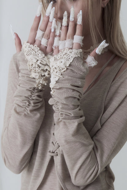 Blusa ricamata con orlo irregolare