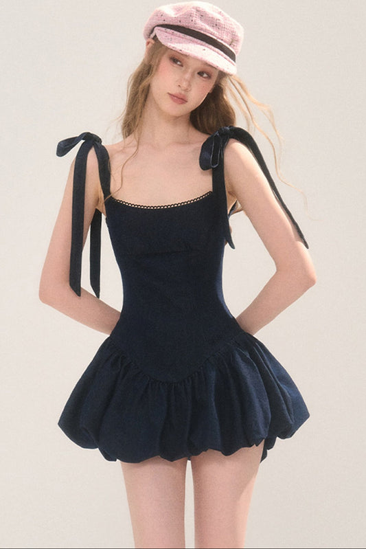 Abito in denim vaporoso, dolce e alla moda