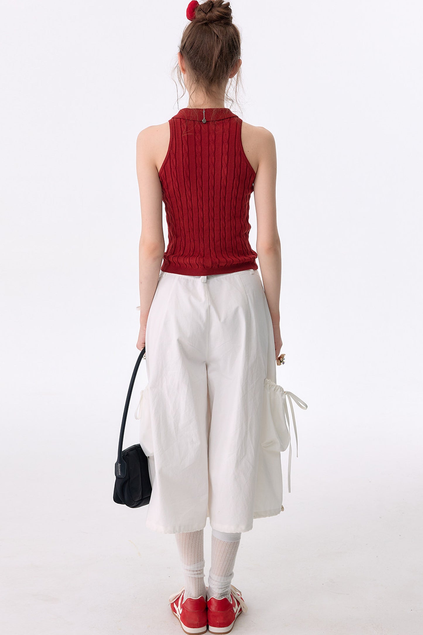 Pantaloni bianchi a vita alta con più tasche