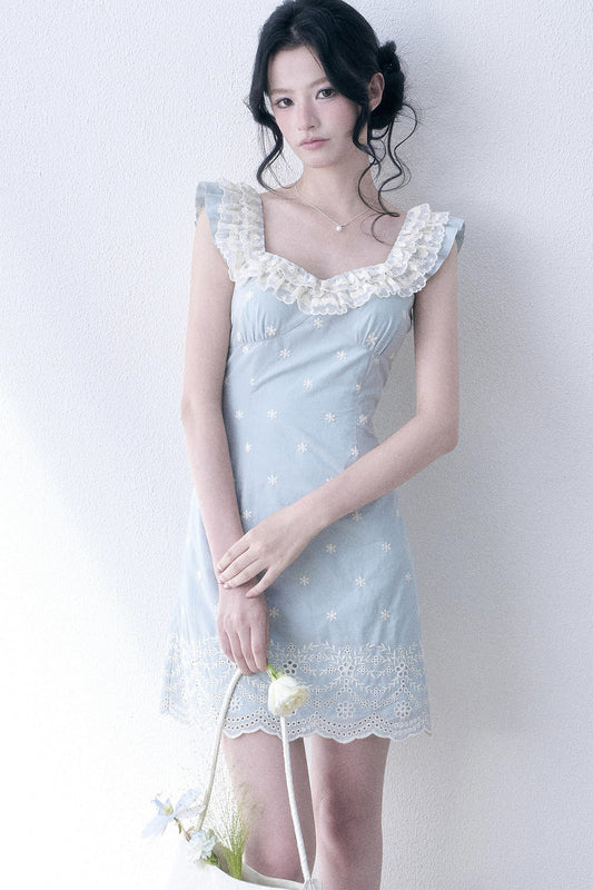 Robe en dentelle à marguerites virevoltantes