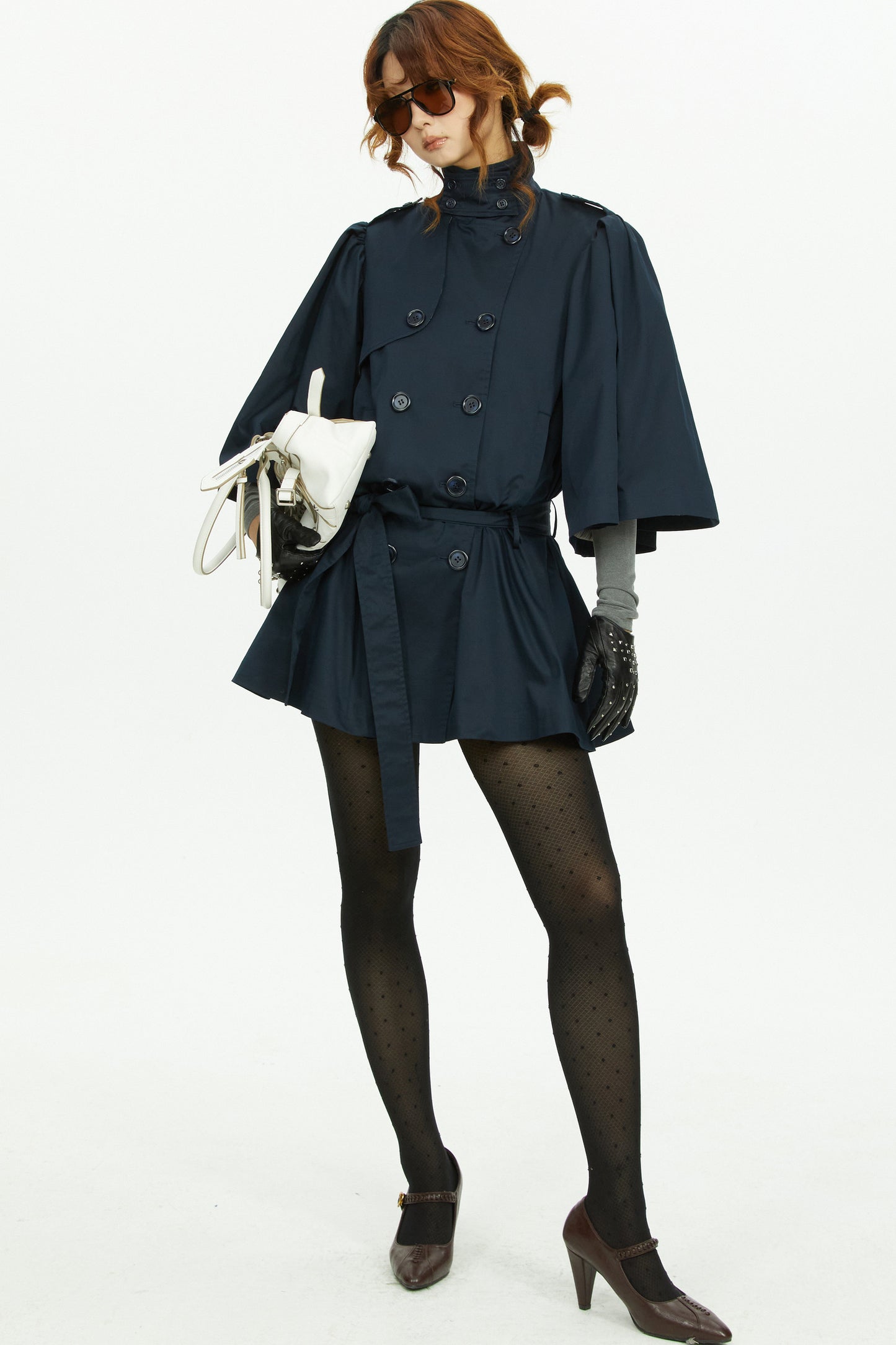 Marineblauer Trenchcoat mit Cape-Ärmeln und zweireihiger Knopfleiste