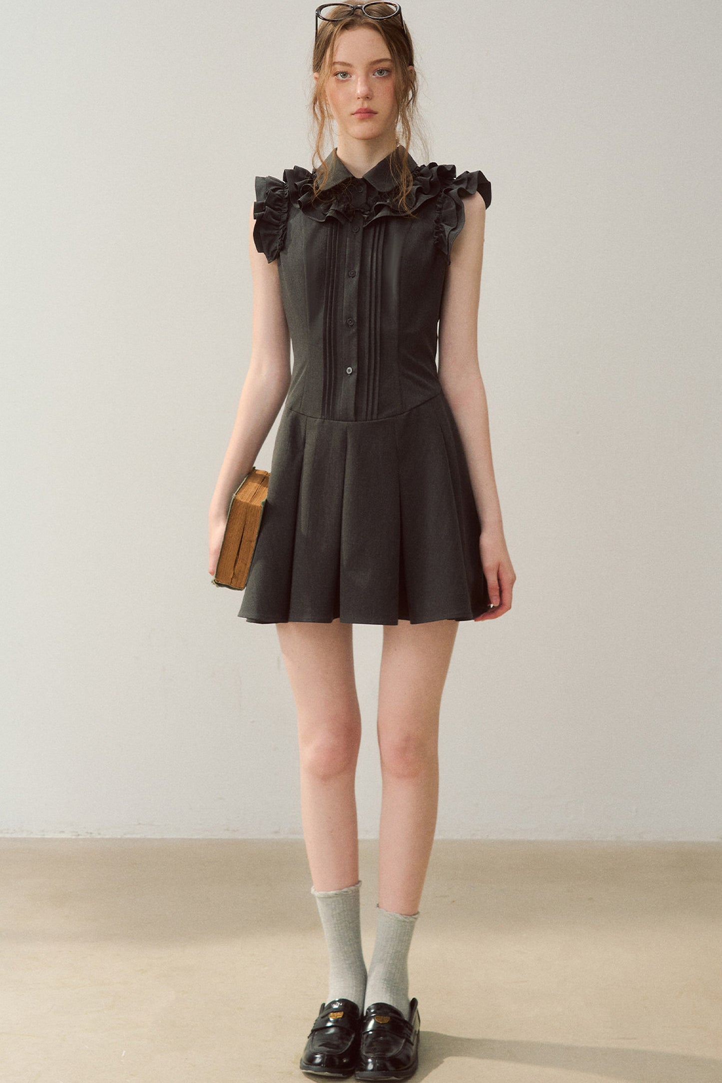Robe rétro gris foncé à col à volants