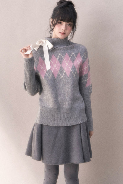 Grauvioletter Rautenmuster-Pullover mit Schleife und Stehkragen