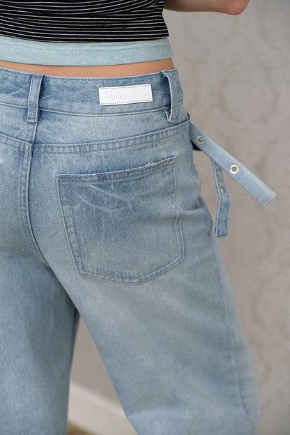 Asymmetrische Jeans mit geradem Schnitt und diagonaler Knopfleiste