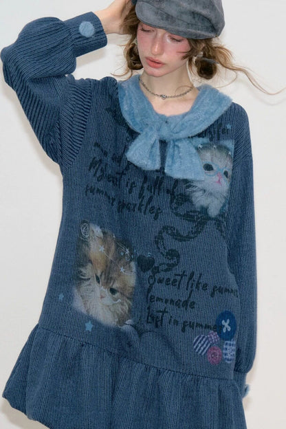 Abito in maglia blu navy con collo a fiocco e stampa gatti