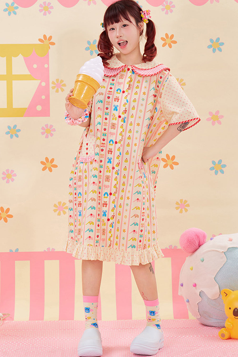 Spitzenkleid mit Tiermuster und Bubikragen