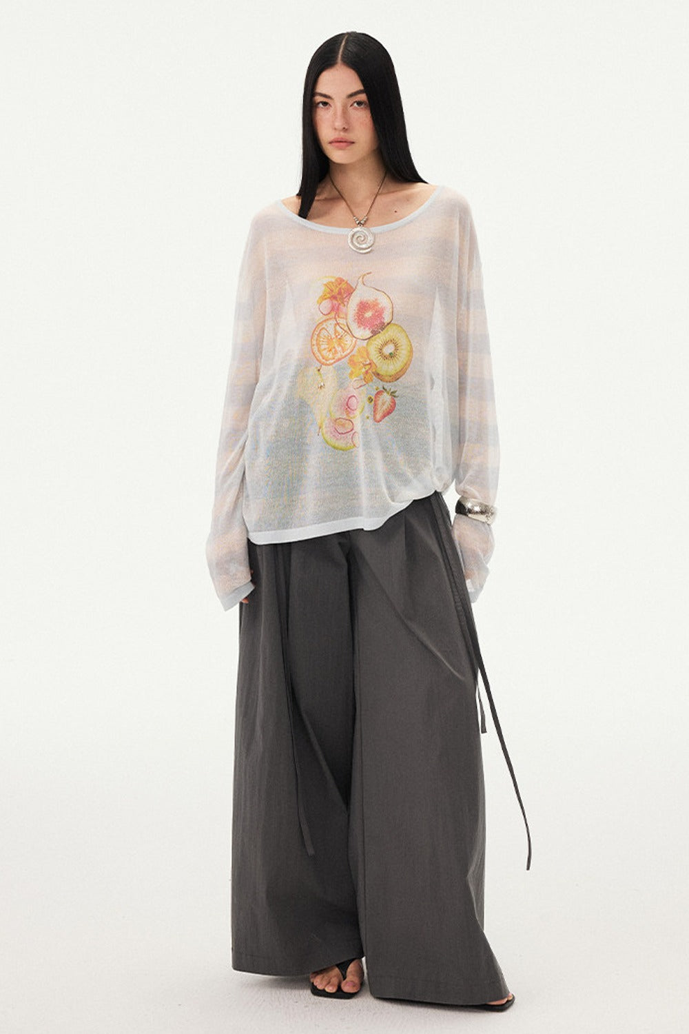 Gestreifte Bluse mit Fruchtprint und asymmetrischer Schulter
