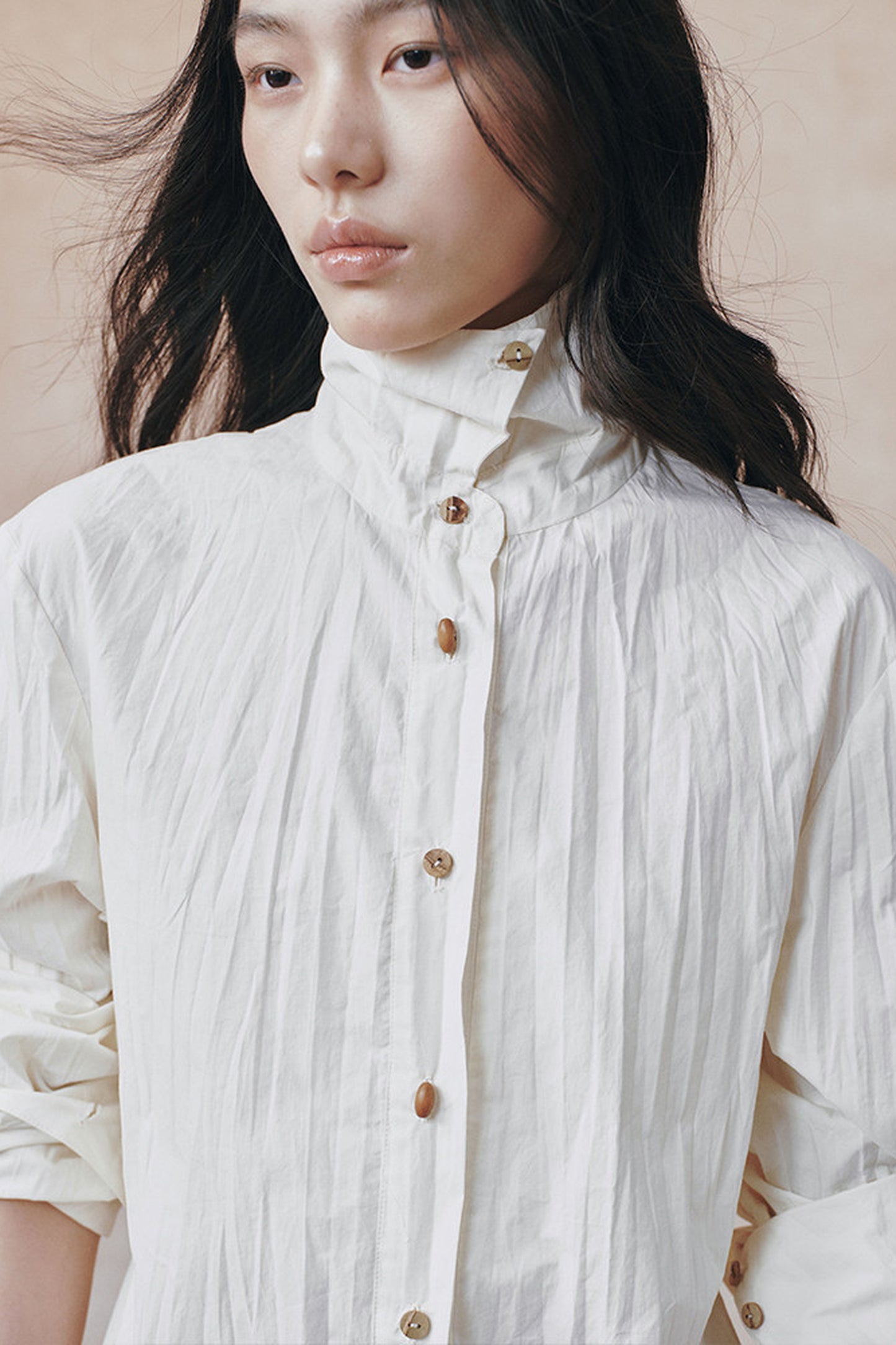 Completo camicia con colletto alla coreana plissettata 3D e gonna