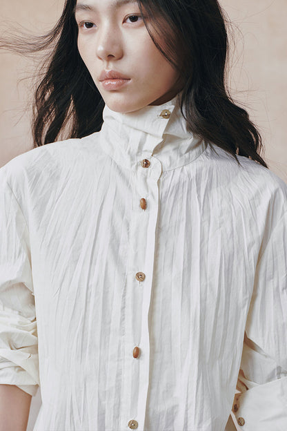Completo camicia con colletto alla coreana plissettata 3D e gonna