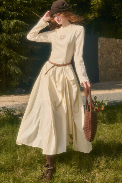 Langes Kleid mit Taillenbetonung, Schleife und Stickerei
